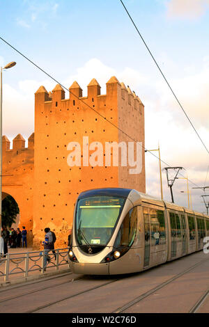 Il tram a Bab El aveva in background, Rabat, Marocco, Africa del Nord Foto Stock