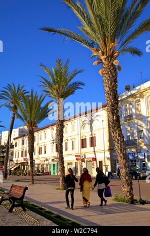 Cafe e vecchi edifici coloniali su Avenue d'Espagne, Tangeri, Marocco, Africa del Nord Foto Stock