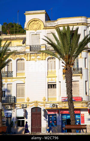 Vecchi edifici coloniali su Avenue d'Espagne, Tangeri, Marocco, Africa del Nord Foto Stock