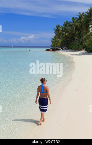 Maldive, South Ari Atoll, Athuruga Island, Diamanti Athuruga Resort, giovane donna sulla spiaggia (MR) Foto Stock