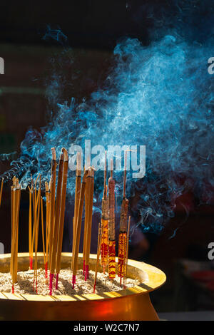 Malaysia, Kuala Lumpur, China Town, peccato Sze Si Ya Tempio o Sze Yah tempio, bastoncini di incenso la masterizzazione Foto Stock