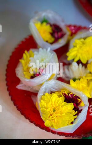 Malaysia, Kuala Lumpur, China Town, peccato Sze Si Ya Tempio o Sze Yah tempio, offerte di fiori Foto Stock