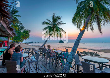 Malaysia, Pahang, Pulau Tioman (Isola di Tioman), il Berjaya Beach, il Berjaya Tioman Resort, Pulau Rengis (Rengis Isola) in background Foto Stock