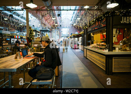 Paesi Bassi, Amsterdam, De Hallen, new food hall nel rinnovato il tram depot, food court Foto Stock