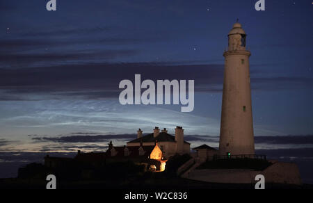 Noctilucent clouds, noto come ice-nuvole o notte nuvole sopra St Mary's Faro a Whitley Bay, a nord-est dell' Inghilterra. Costituito da cristalli di ghiaccio, 'notte splende nuvole' sono visibili solo nei mesi estivi di giugno, luglio e agosto. Foto Stock