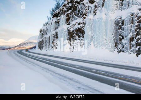 E8 autostrada costiera in inverno, regione di Troms, Norvegia Foto Stock