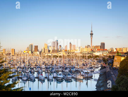 Westhaven Marina & skyline della città illuminata al tramonto, dal porto di Waitemata di Auckland, Isola del nord, Nuova Zelanda, Australasia Foto Stock