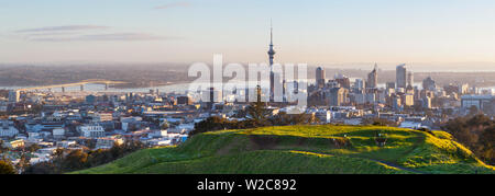 Monte Eden cratere volanic & skyline della città Auckland, Isola del nord, Nuova Zelanda, Australasia Foto Stock