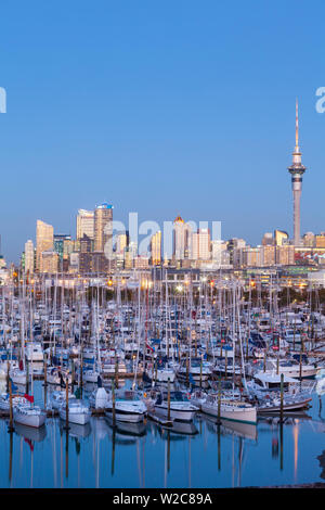 Westhaven Marina & skyline della città illuminata al tramonto, dal porto di Waitemata di Auckland, Isola del nord, Nuova Zelanda, Australasia Foto Stock