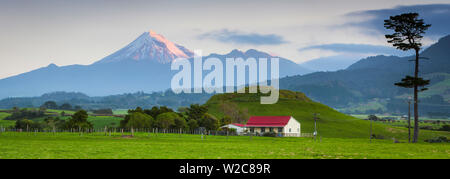 Il pittoresco Monte taranaki (Egmont) e del paesaggio rurale, Taranaki, Isola del nord, Nuova Zelanda Foto Stock