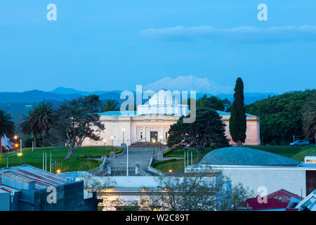 Sarjeant Gallery & Monte Ruapehu accesa al crepuscolo, Wanganui, Isola del nord, Nuova Zelanda Foto Stock