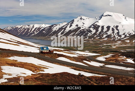 Montagne, fiordo, balle di fieno sul prato in background. Foto Stock