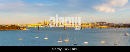 Vista in alzata verso il Ponte del Porto e il CBD accesa al tramonto, Auckland, Isola del nord, Nuova Zelanda Foto Stock