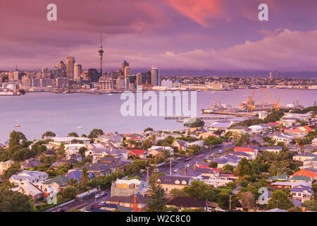 Nuova Zelanda, Isola del nord di Auckland, in vista dello skyline di Devonport, alba Foto Stock