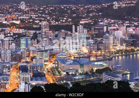 Nuova Zelanda, Isola del nord, Wellington, elevati dello skyline della città da Mt. Victoria, alba Foto Stock