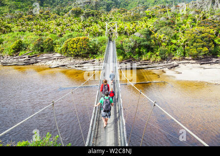 Famiglia a piedi la Heaphy via, Karamea, nella costa occidentale dell'Isola del Sud, Nuova Zelanda Foto Stock