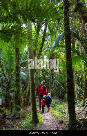 Famiglia a piedi la Heaphy via, Karamea, nella costa occidentale dell'Isola del Sud, Nuova Zelanda Foto Stock