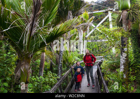 Famiglia a piedi la Heaphy via, Karamea, nella costa occidentale dell'Isola del Sud, Nuova Zelanda Foto Stock