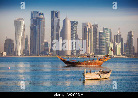 Il Qatar Doha, guardando attraverso la baia di Doha ai grattacieli di West Bay Foto Stock