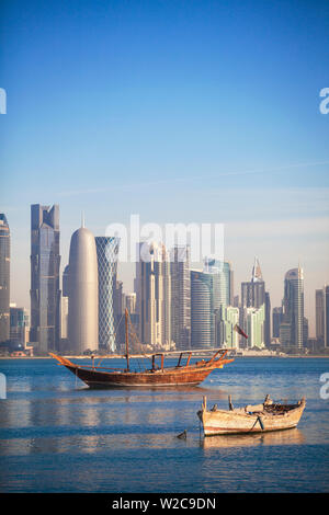 Il Qatar Doha, guardando attraverso la baia di Doha ai grattacieli di West Bay Foto Stock