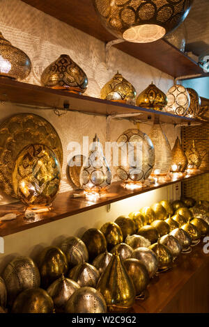 Il Qatar Doha, Souq Waqif, rifatti area bazaar, metallo negozio di souvenir Foto Stock