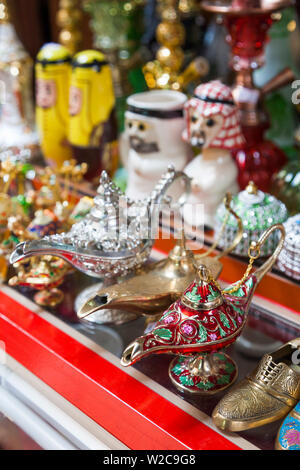 Il Qatar Doha, Souq Waqif, rifatti area bazaar, negozio souvenir Foto Stock