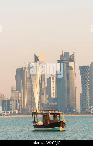 Lo skyline di Doha a sunrise, Doha, Qatar Foto Stock