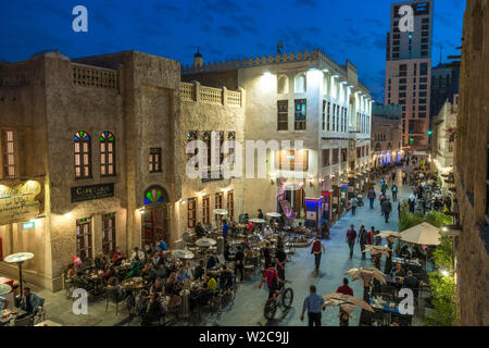 Souq Waqif occupato con la gente in prima serata, Doha, Qatar Foto Stock