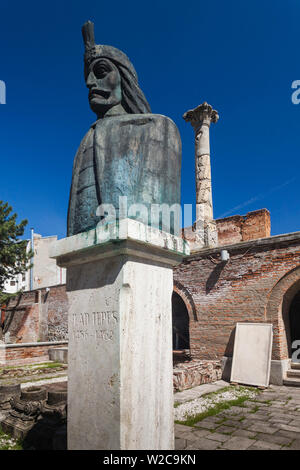 La Romania, Bucarest, Lipscani Città vecchia, vecchia corte principesca, statua di Vlad Tepes, Vlad l'Impalatore Foto Stock