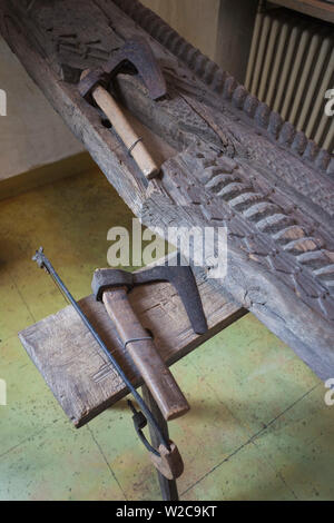 La Romania, Bucarest, Museo del contadino rumeno, vecchi attrezzi per la lavorazione del legno Foto Stock