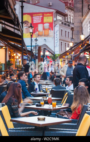 La Romania, Bucarest, Lipscani Città Vecchia, persone a Old Town Cafe, sera Foto Stock