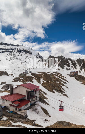 La Romania, Transilvania, la Transfagarasan Road, Romania i livelli più elevati di strada coperta di neve lago Balea stazione del tram Foto Stock