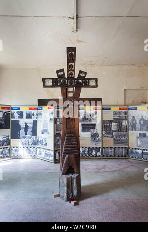 La Romania, Banato Regione, Timisoara, Mostra permanente della rivoluzione del 1989, la croce di legno Foto Stock