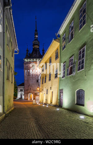 La Romania, Transilvania, Sighisoara, clock tower, costruito nel 1280, sera Foto Stock
