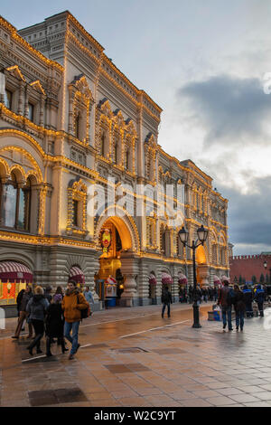 Gomma, decorazione e illuminazione per il Nuovo Anno e vacanze di Natale di notte a Mosca, Russia Foto Stock