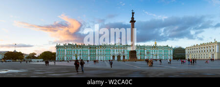 La Russia, San Pietroburgo, la Piazza del Palazzo, Alexander colonna e l'eremo, Winter Palace Foto Stock