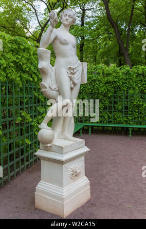 Scultura nel giardino estivo, San Pietroburgo, Russia Foto Stock