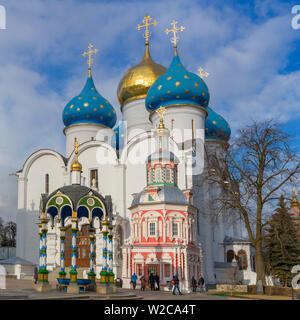 Cattedrale dell'Assunzione (1559-1585), Lavra della Trinità di San Sergio, Sergiyev Posad, Regione di Mosca, Russia Foto Stock