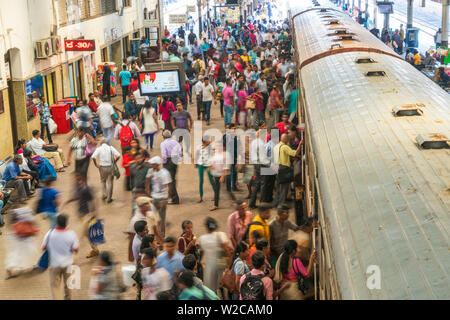 Passeggeri & treno, Fort stazione ferroviaria, Colombo, Sri Lanka Foto Stock