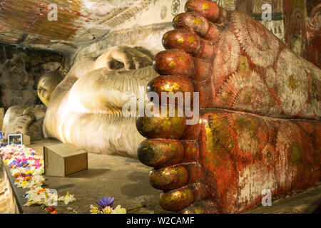 Buddha reclinato statua in grotta 2 della grotta di templi, Sito Patrimonio Mondiale dell'UNESCO, Dambulla, Nord provincia centrale, Sri Lanka Foto Stock