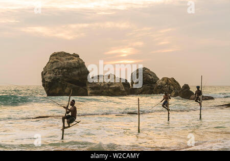 Stilt pescatori, Weligama, South Coast, Sri Lanka Foto Stock