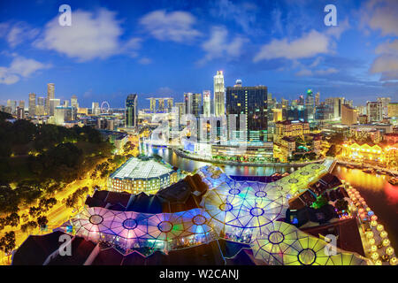 Il Sud Est asiatico, Singapore, vista in elevazione sopra il quartiere degli intrattenimenti di Clarke Quay, il fiume Singapore e dello skyline della città Foto Stock