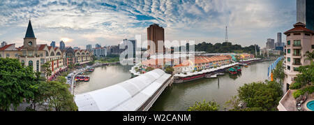 Il fiume Singapore fluisce oltre il Clarke Quay, una nuova area di vita notturna ristoranti e bar, Sinapore, Sud Est asiatico Foto Stock