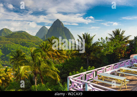 Caraibi, St Lucia, Petit (vicino) e Gros Piton Montagne (Patrimonio Mondiale dell'UNESCO) sopra la città di Soufriere, da La Haut Hotel e Resort Foto Stock