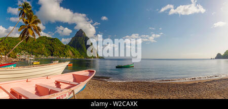 Caraibi, St Lucia, Soufriere, Soufriere Bay, Soufriere Beach e Petit Piton (Patrimonio Mondiale dell'UNESCO), tradizionali barche da pesca Foto Stock