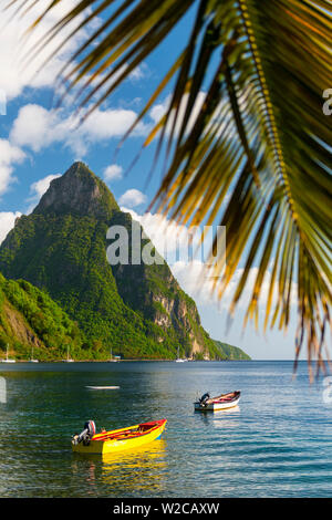 Caraibi, St Lucia, Soufriere, Soufriere Bay, Soufriere Beach e Petit Piton (Patrimonio Mondiale dell'UNESCO), tradizionali barche da pesca Foto Stock