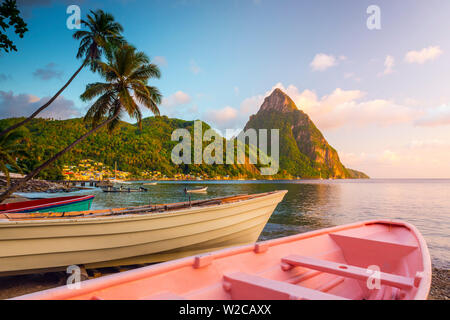 Caraibi, St Lucia, Soufriere, Soufriere Bay, Soufriere Beach e Petit Piton (Patrimonio Mondiale dell'UNESCO), tradizionali barche da pesca Foto Stock