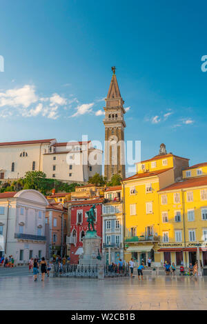 La Slovenia, Primorska, pirano, Città Vecchia, Tartinijev trg (Tartini Square), Chiesa di San Giorgio (Cerkev sv. Jurija) Foto Stock