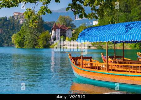 La Slovenia, sulle Alpi Giulie, Alta Carniola, Bled, il lago di Bled e le imbarcazioni da diporto Foto Stock