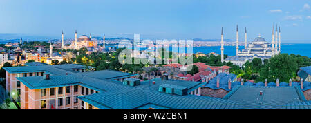 La Moschea Blu (Sultan Ahmet Mosque) e dello skyline della città di Istanbul, provincia di Marmara, Turchia, Europa Foto Stock